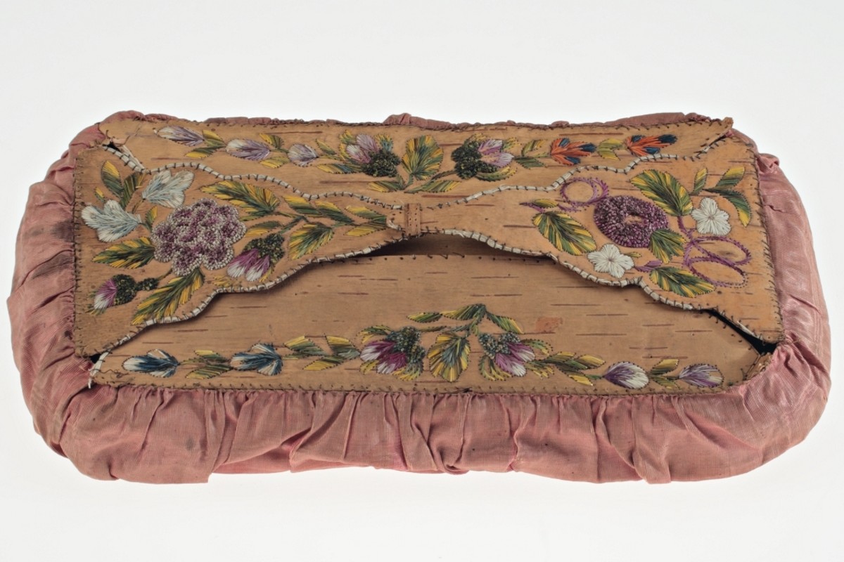 Handkerchief case, Huron-Wendat, 1850-1900. Gift of Henry W. Hill, ME938.10 © McCord Museum