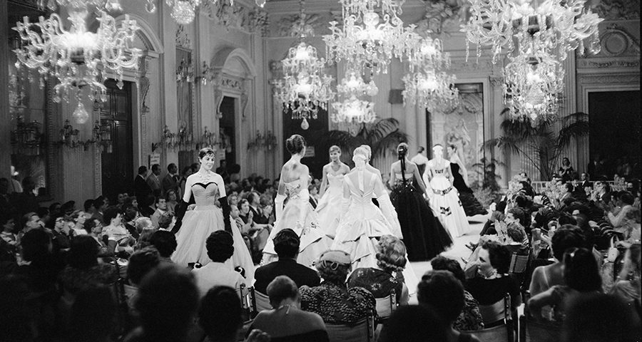 Sfilata (fashion show) in Sala Bianca, 1955, Archivio Giorgini. Photo by G.M. Fadigati. © Giorgini Archive, Florence.