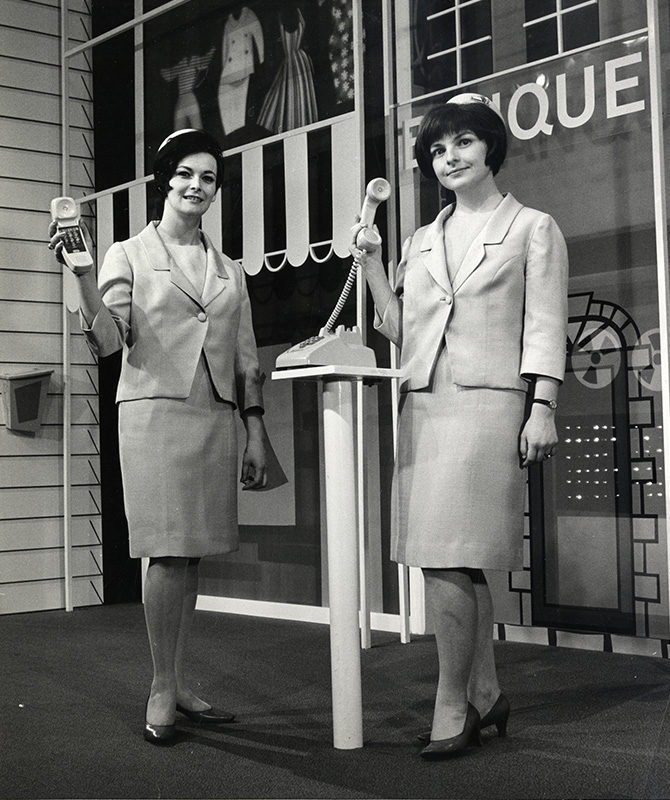 Photographie de Rachelle Goyette et Germaine Lafontaine, deux hôtesses du pavillon des Compagnies de téléphone du Canada à l’Expo 67, Montréal, Qc.
A-29707-03 © Archives de Bell Canada