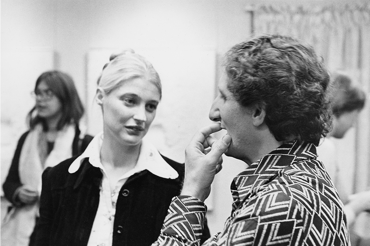 Gabor Szilasi, <i>Irene F. Whittome et Guido Molinari au vernissage de l’exposition d’Irene F. Whittome à la Galerie Martal</i>, Montréal, octobre 1973, épreuve à la gélatine argentique (2017), collection de l’artiste