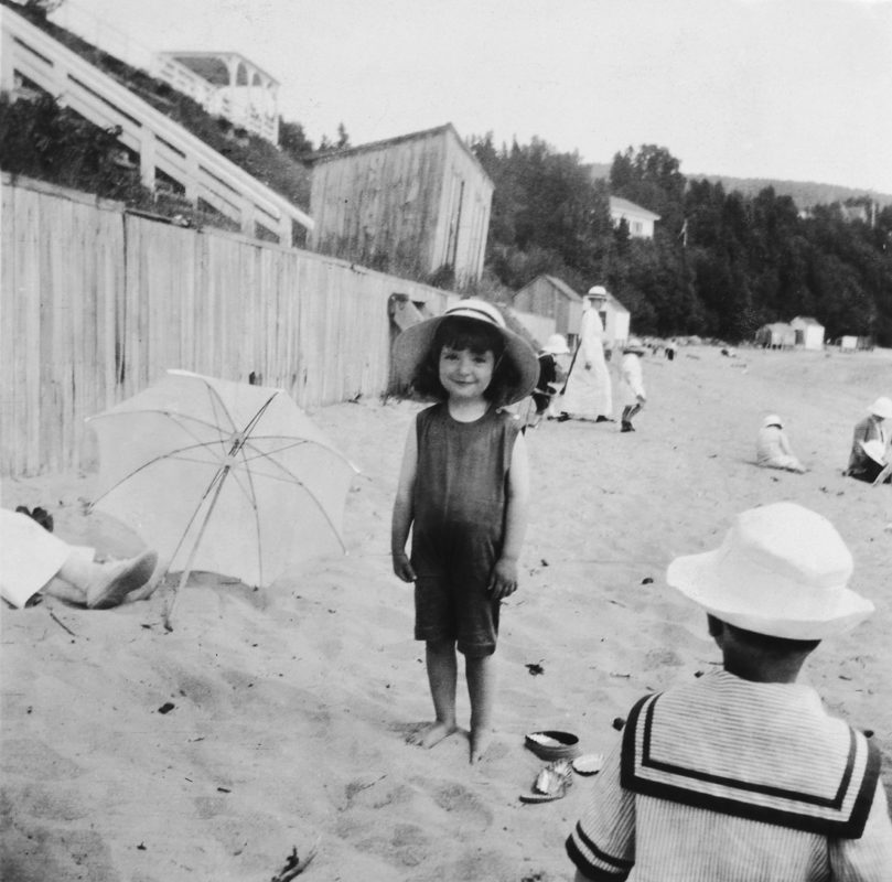 <i>Esther Dubuc sur la plage, Tadoussac, Québec</i>, 1914. Don de Châteauguay Perrault et Valérie Migneault Perrault, MP-1999.18.1.332, Musée McCord