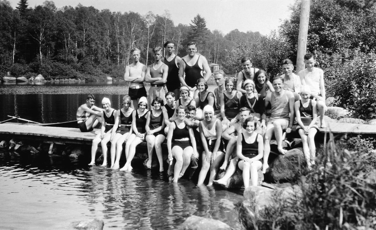 Attribué à Robert E. Cooper, <i>« Une partie de la bande de Broadview », lac de l’Achigan, Saint-Hippolyte, Québec</i>, 1930. Don de Marjorie D. Cooper Gawley, M2004.94.33.65, Musée McCord