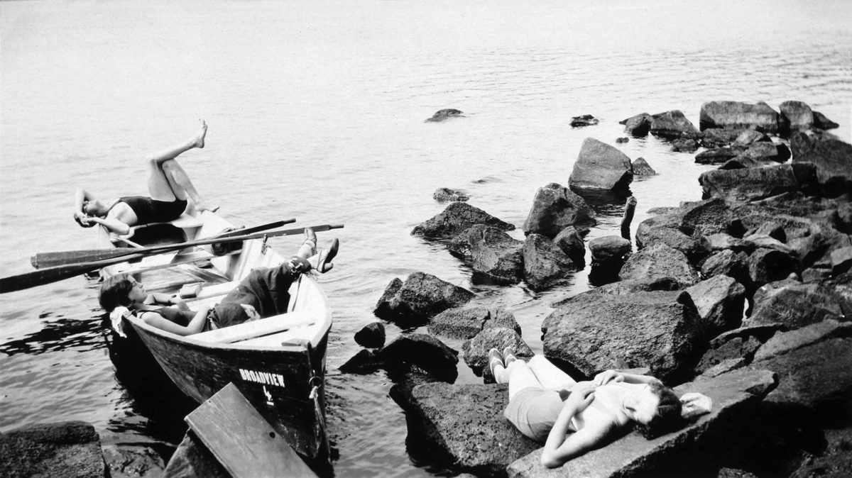 Attribué à Robert E. Cooper, <i>« Une sieste d’après-midi », lac de l’Achigan, Saint-Hippolyte, Québec</i>, 1930. Don de Marjorie D. Cooper Gawley, M2004.94.33.79, Musée McCord