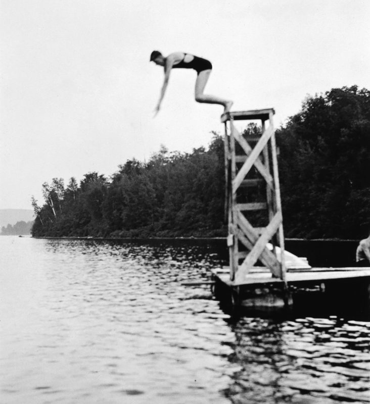 Attribué à Robert E. Cooper, <i>Le plongeon d’Allan au lac de l’Achigan, Saint-Hippolyte, Québec</i>, 1931. Don de Marjorie D. Cooper Gawley, M2004.94.35.41, Musée McCord