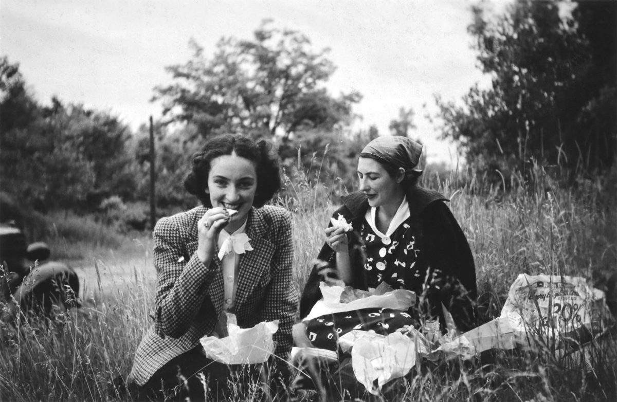 Maurice Hallett, <i>Barbara Taplin et sa sœur Vera Hallett en pique-nique près de la chute Montmorency, Québec</i>, 1938. Don de Pierre Hallett, M2008.13.2.144, Musée McCord