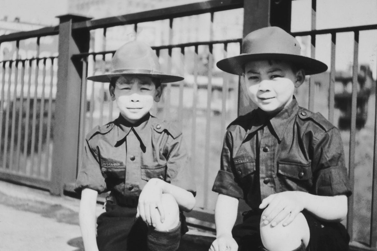 Atttribué à Arthur Lee, <i>Buster et Herbert Lee prêts pour le camp scout, Montréal,</i>, 1939. Don de Gilbert Lee, M2008.104.2.100, Musée McCord