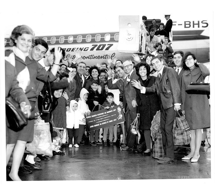 David Bier, <i>Sephardic refugees arriving at Dorval Airport (now Pierre Elliott Trudeau International Airport)</i>, Montreal, 1974. Alex Dworkin Canadian Jewish Archives