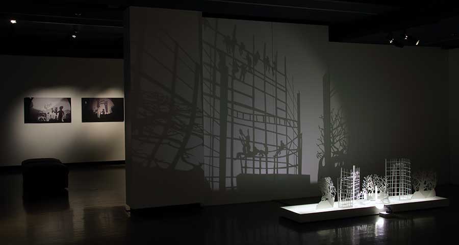 ombres-sans-frontieres-mere-phantoms-installation-participative-salle-2