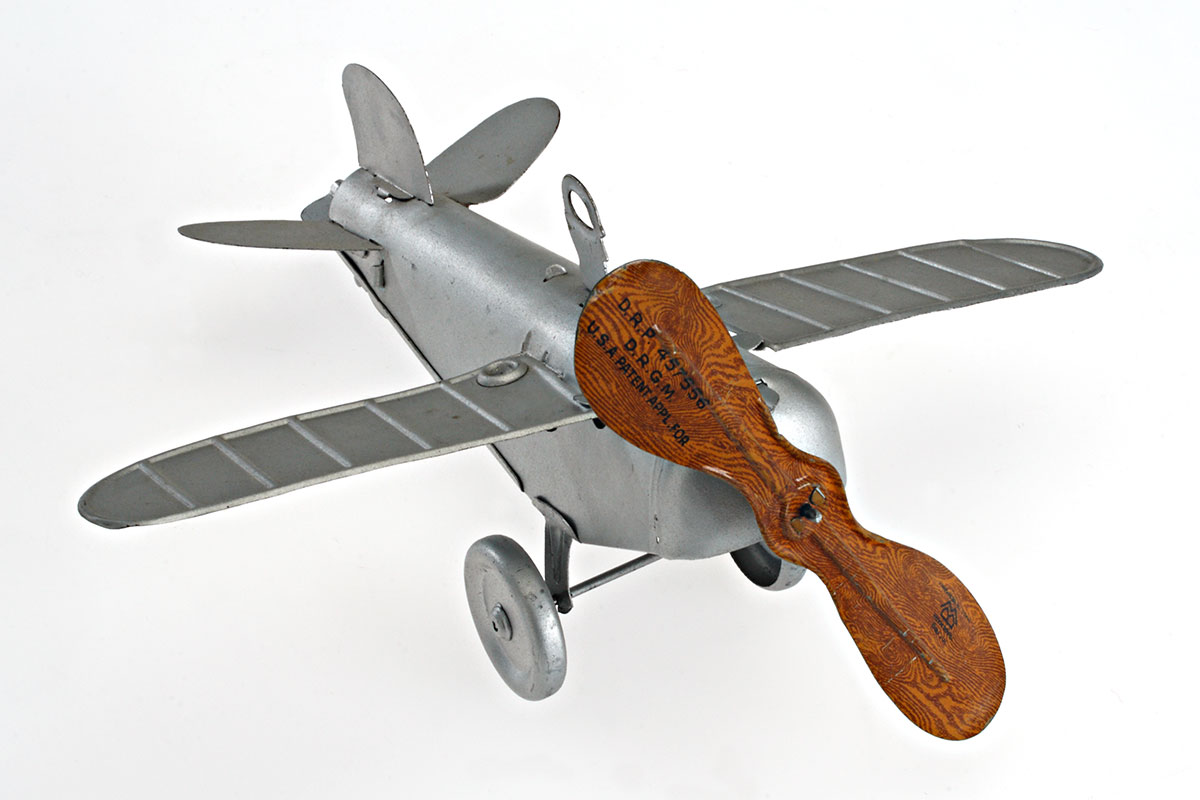 <i>Avion jouet, Bing Co.</i>, 1924-1932. Don de Sylvain Pilon, M2008.117.4.1 © Musée McCord