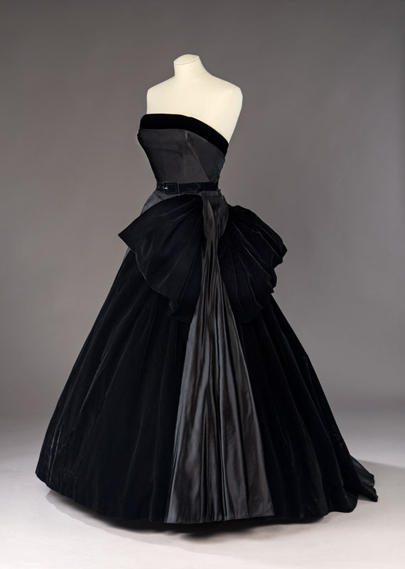 Evening dress, <i>Cygne Noir</i>, Christian Dior, Fall-Winter 1949 Collection. Gift of Margaret Rawlings Hart, M967.25.9.1-3 © McCord Museum