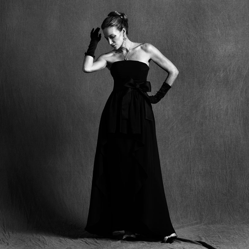 Pascale Bourbeau dans la robe Bella, 1959, Maison Christian Dior. Réalisation par Helmer Joseph mandaté par le Musée McCord. © Sergio Veranes Studio, 2020