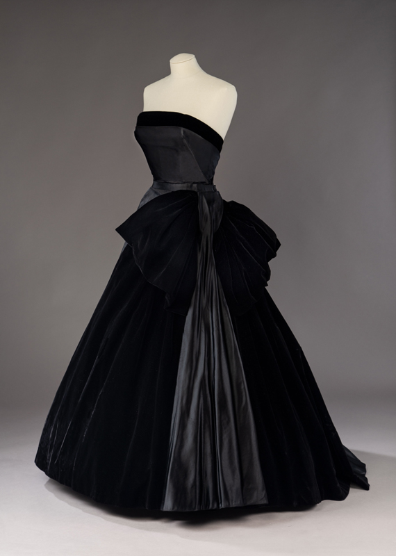 Robe du soir, <i>Cygne Noir</i>, Christian Dior, collection automne-hiver 1949. Don de Margaret Rawlings Hart, M967.25.9.1-3 © Musée McCord