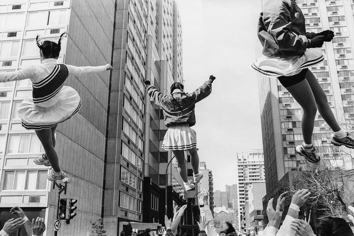 Burt Covit, <i>Acrobates, défilé de la Saint-Patrick</i>, Montréal, 16 mars 2003. Don de Burt Covit, M2006.80.8 © Musée McCord