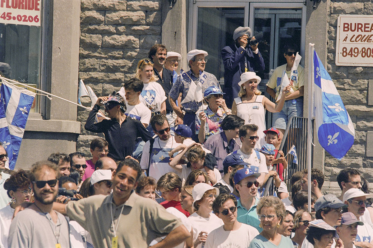 Jean Goupil, <i>Spectateurs au défilé de la Saint-Jean-Baptiste</i>, Montréal, 24 juin 1993. Don de La Presse, M2020.95.X © Musée McCord
