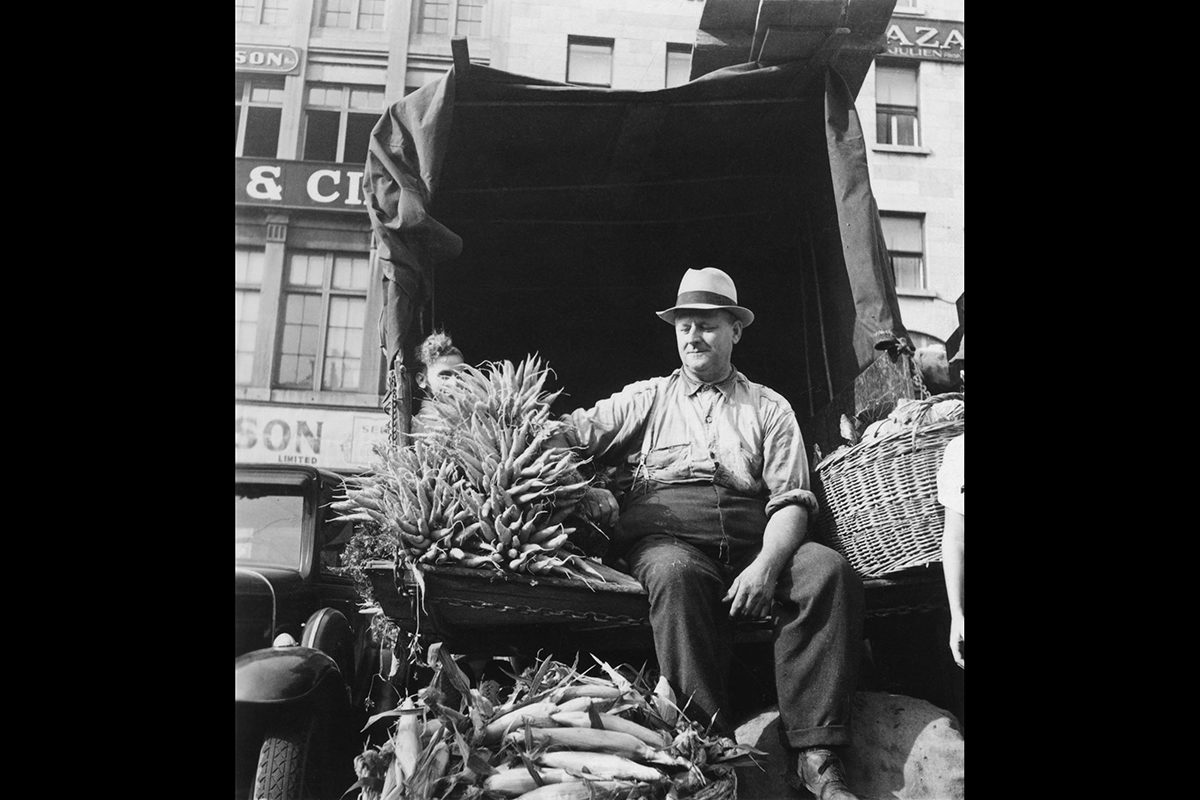 Paul-Marc Auger, <i>Vendeur de carottes et de maïs, marché de la place Jacques-Cartier, Montréal</i>, vers 1940. Don de Carl Auger, M2004.69.2.1, Musée McCord