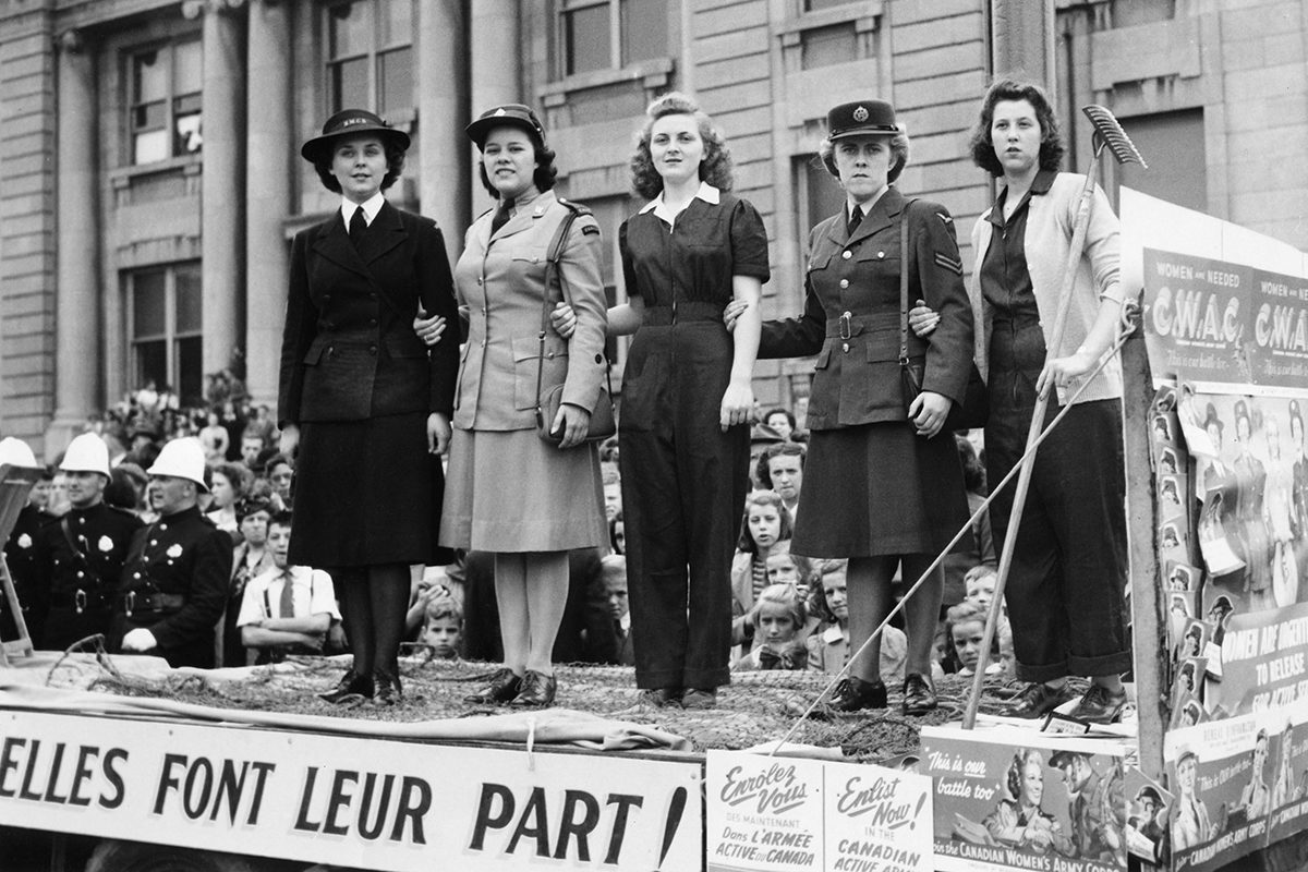 Photographe inconnu, <i>Parade de recrutement, Service féminin de l’Armée canadienne, Qc</i>, 1943-1945. Don de Mme L. Breton, MP-1986.19.2.15, Musée McCord